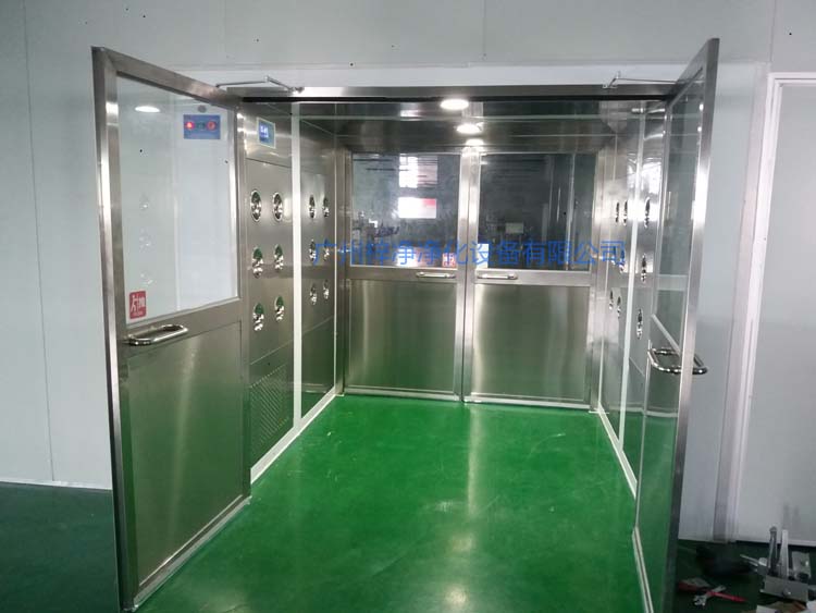 雙開門貨淋室前門打開,后門緊鎖 防止?jié)崈羰遗c非潔凈室空氣對流。