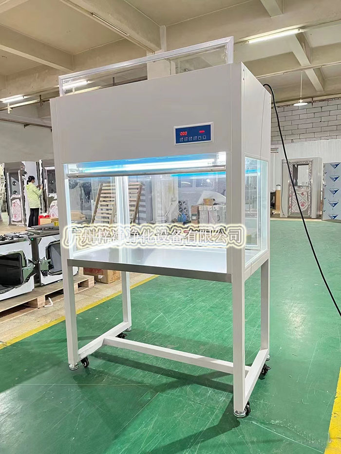 潔凈工作臺底部配備排風系統,通過高效過濾器凈化后的空氣從下而上流過潔凈工作臺臺面,實現自凈效果。 潔凈工作臺底部配備排風系統,通過高效過濾器凈化后的空氣從下而上流過潔凈工作臺臺面,實現自凈效果。